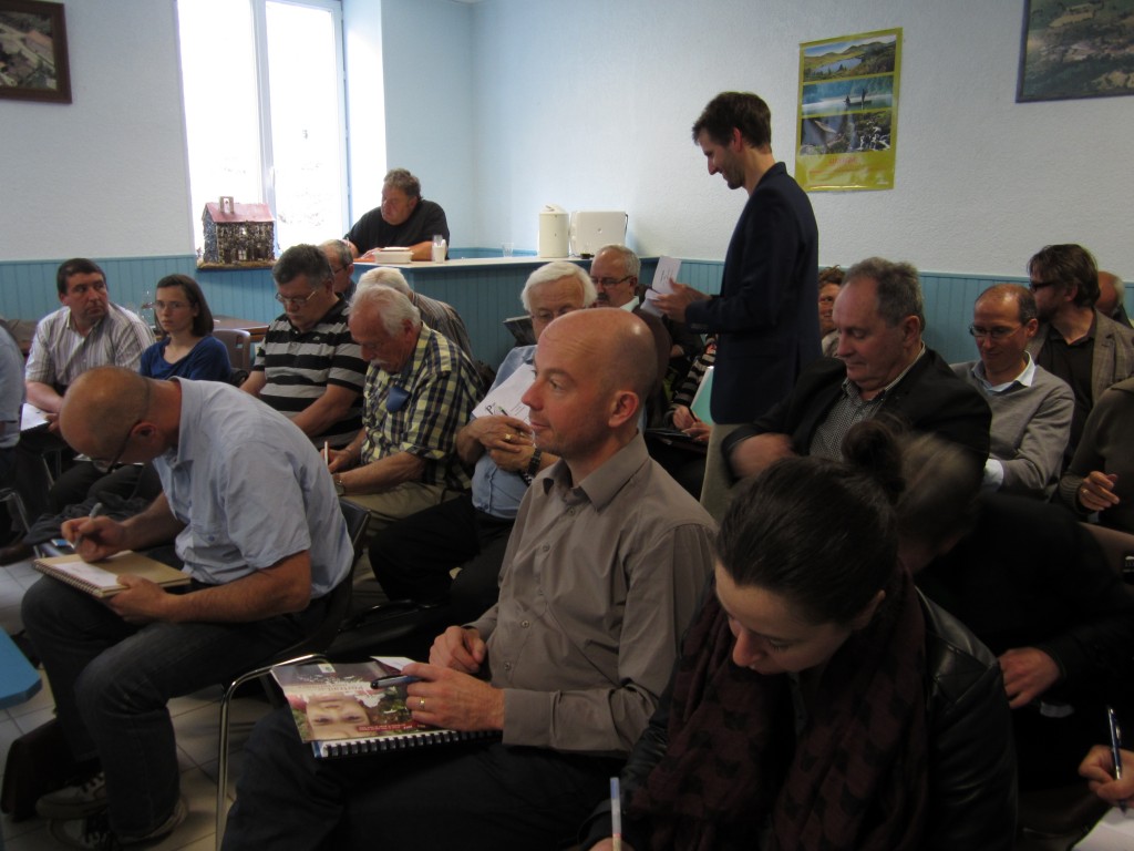 Groupe de personnes en train d'écrires